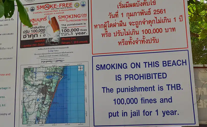 Skilt som viser 100000 baht og 1 års fengsel i bot for røyking