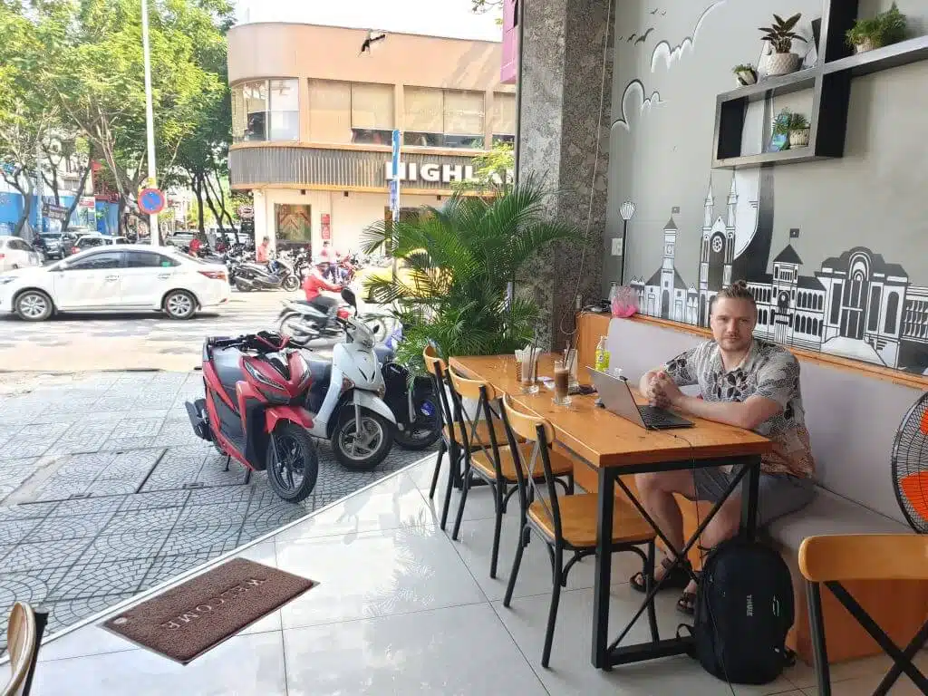 Jonas sitter på en kafe i Saigon