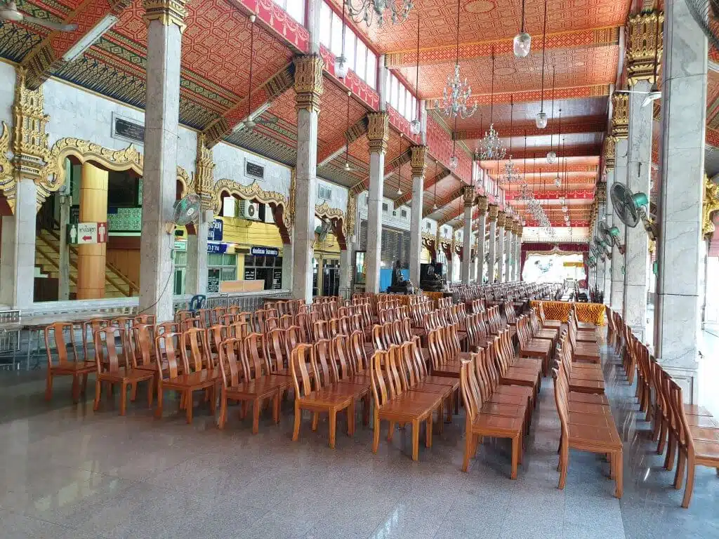 Rader med stoler i templet