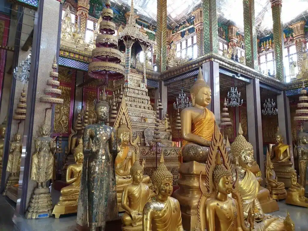 Buddha-statuer inne i hovedrommet