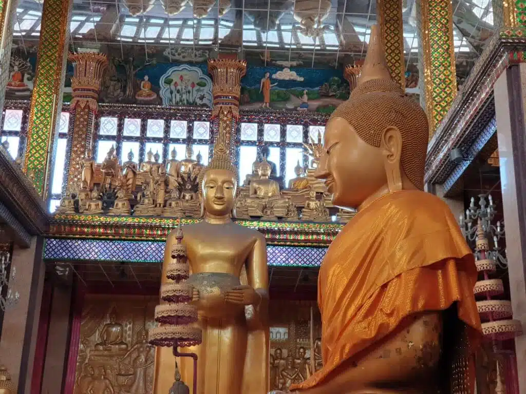 Buddha-statuer inne i templet