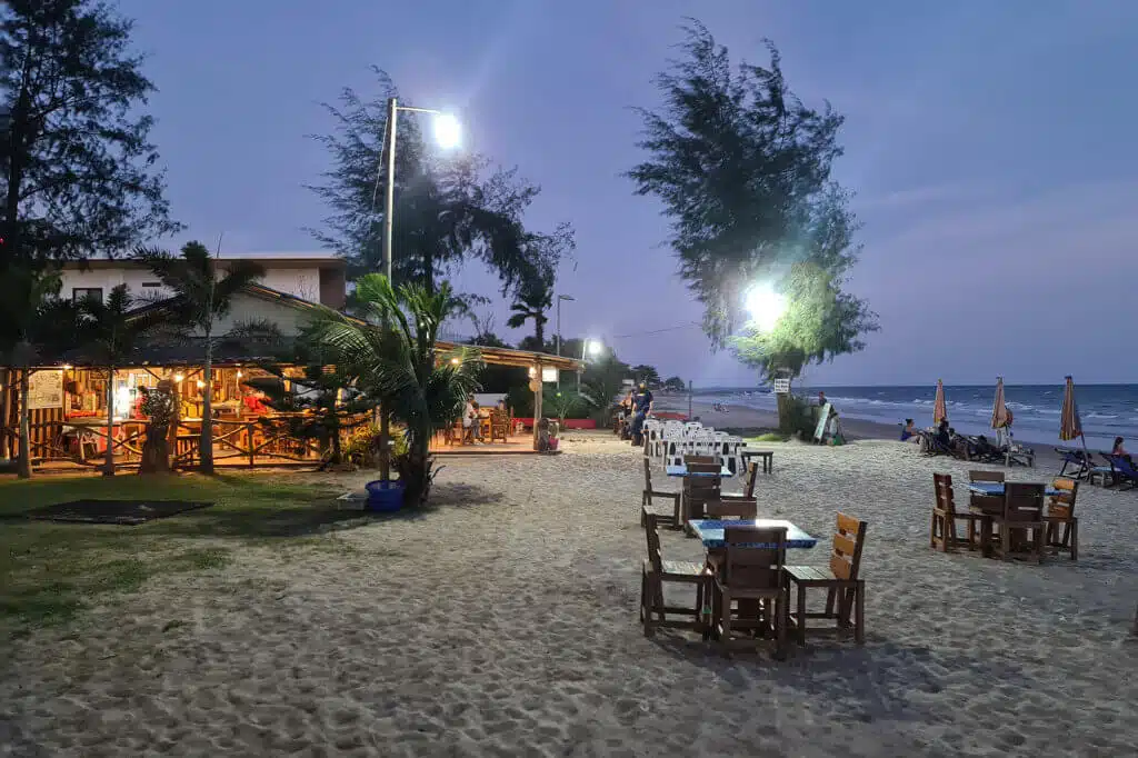 Restaurant på stranden i Thailand