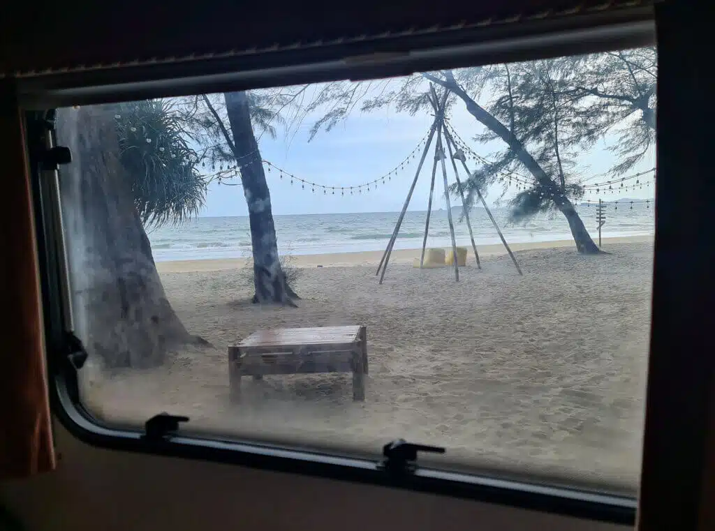 Utsikt over stranden fra campingvognen